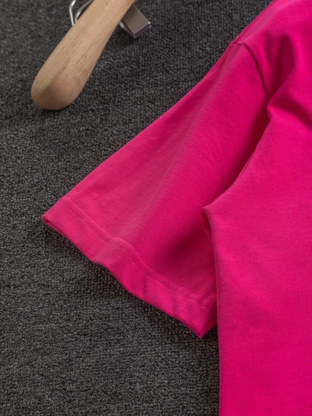 🅿️190 Louis Vuitton 1V slightly wide version S-Xl 25SS LV new product counter catwalk style, three-dimensional plain letter embroidery on the chest🪡logo, large logo embroidery on the back🪡logo short-sleeved T-shirt, same style for men and women! Short-sleeves are not the same as the general public, but must be unique and eye-catching. This LV short-sleeves is all about quality, comfort, consistent style, fashion, including fabrics and cutting techniques, all of which have been made with great effort! 320 grams of washed pure cotton fabric, pure cotton is breathable, very refreshing and comfortable for daily wear. The rib knitting on the neckline is smooth and tight, and the neckline will not be skewed if you toss it at will. The loose version, you will find that it looks really good on the upper body. The overall is minimalist and neat, super versatile for daily use! Pair it casually with a pair of pants for a youthful look. A T-shirt will make your outfit crazy. It is a fashionable item that can never go wrong! Black, white, rose red Size: S-XL Size chart: S: Shoulder width 50 - Bust 54 - Clothing length 70 M: Shoulder width 52 - Bust 56.5 - Clothing length 72 L: Shoulder width 54 - Bust 59 - Clothing length 74 XL: Shoulder width 56 - Bust 61.5 - Clothing length 76